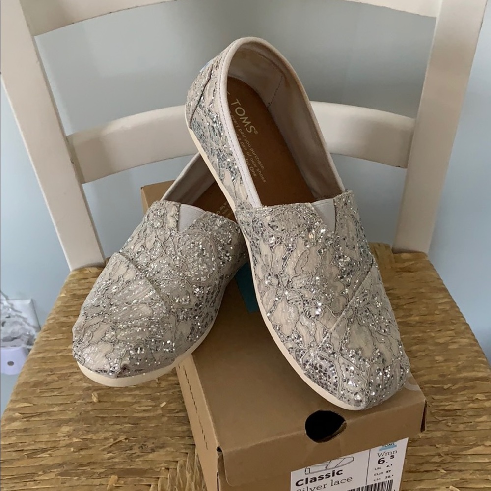Toms. Women’s 6 like new worn once still have box